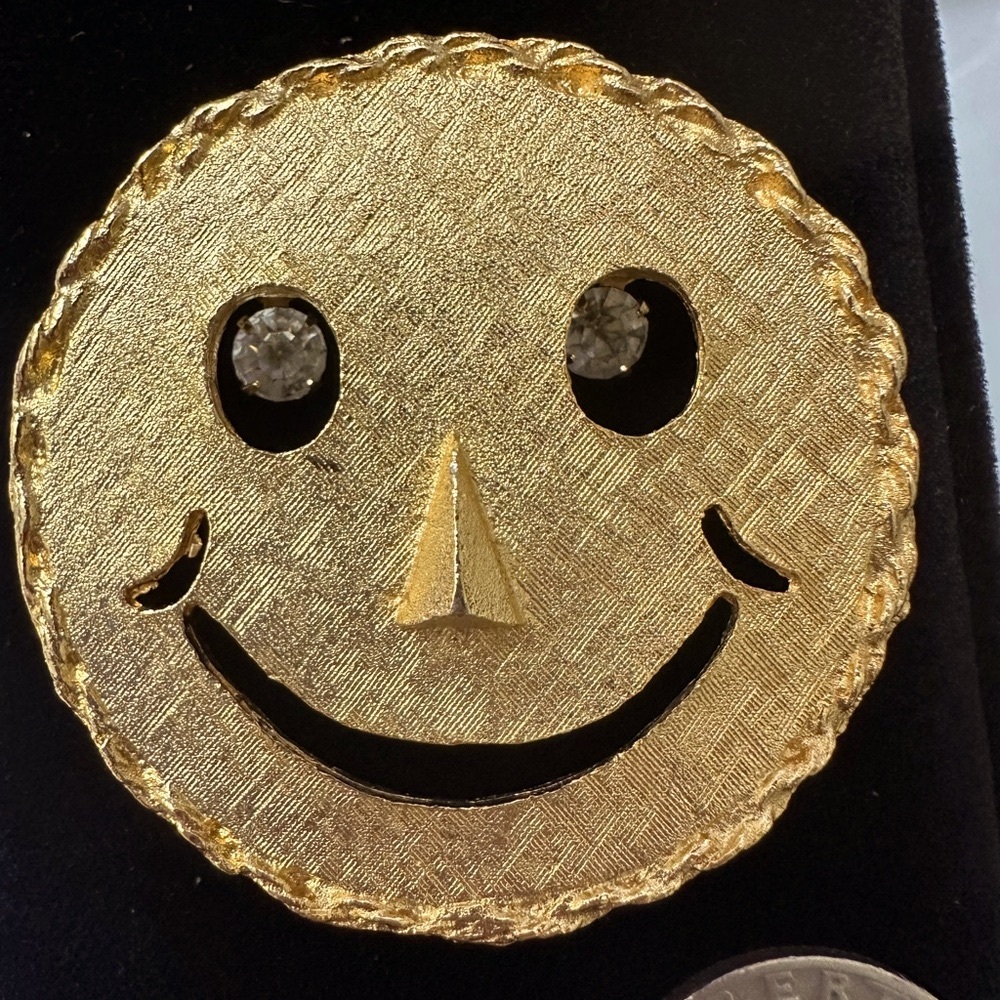 Vintage happy smiley face brooch dangling rhinestone eyes 60s 70s vintage pin